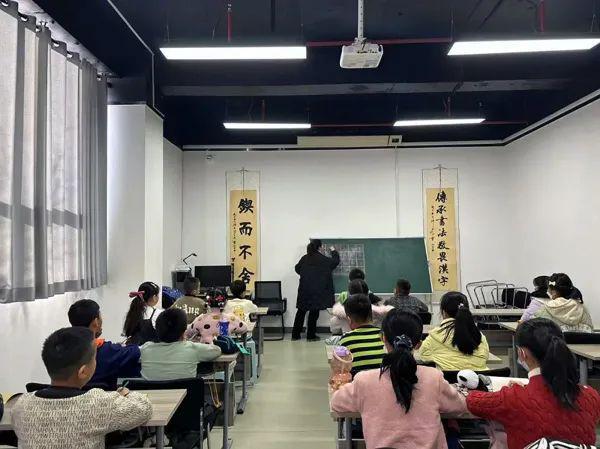 【新春走基层】青海西宁：青少年公益课堂让孩子们在乐趣中体验艺术魅力