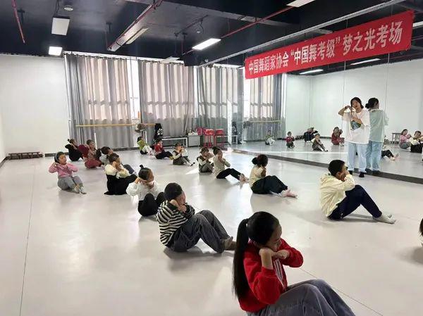 【新春走基层】青海西宁：青少年公益课堂让孩子们在乐趣中体验艺术魅力