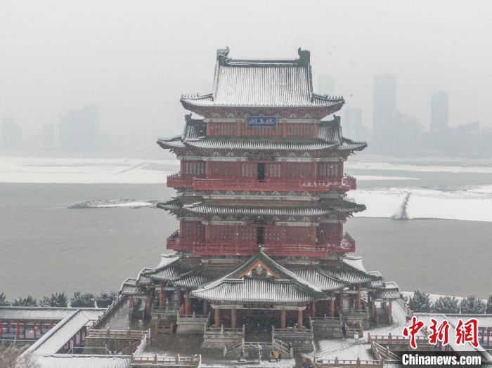中国南方大范围降雪 社交平台掀起“冰雪热”