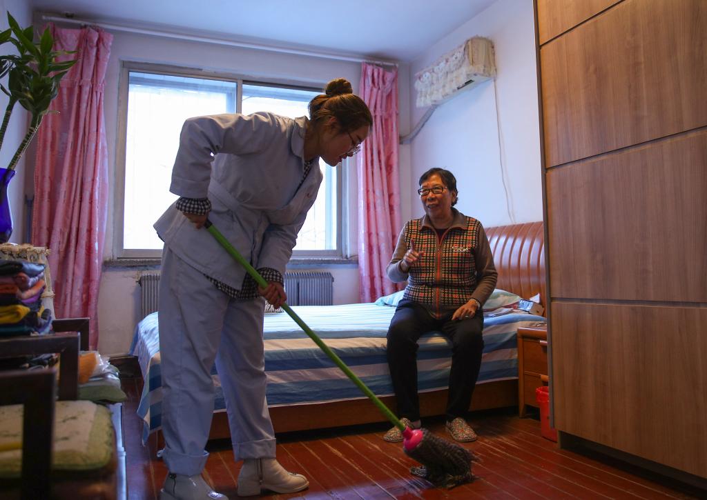 地方两会观察丨助力老年人家门口安享晚年——从地方两会看养老服务体系建设