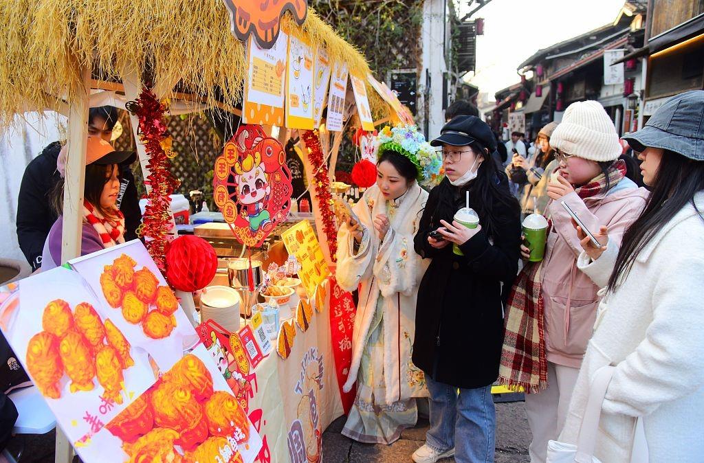 中国经济信心说丨春节消费“上新” 花样年味“翻新”