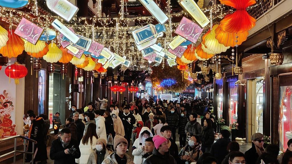 中国经济信心说丨春节消费“上新” 花样年味“翻新”