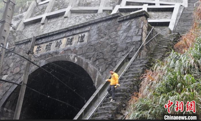 （新春走基层）隧道“追光者”守护平安路