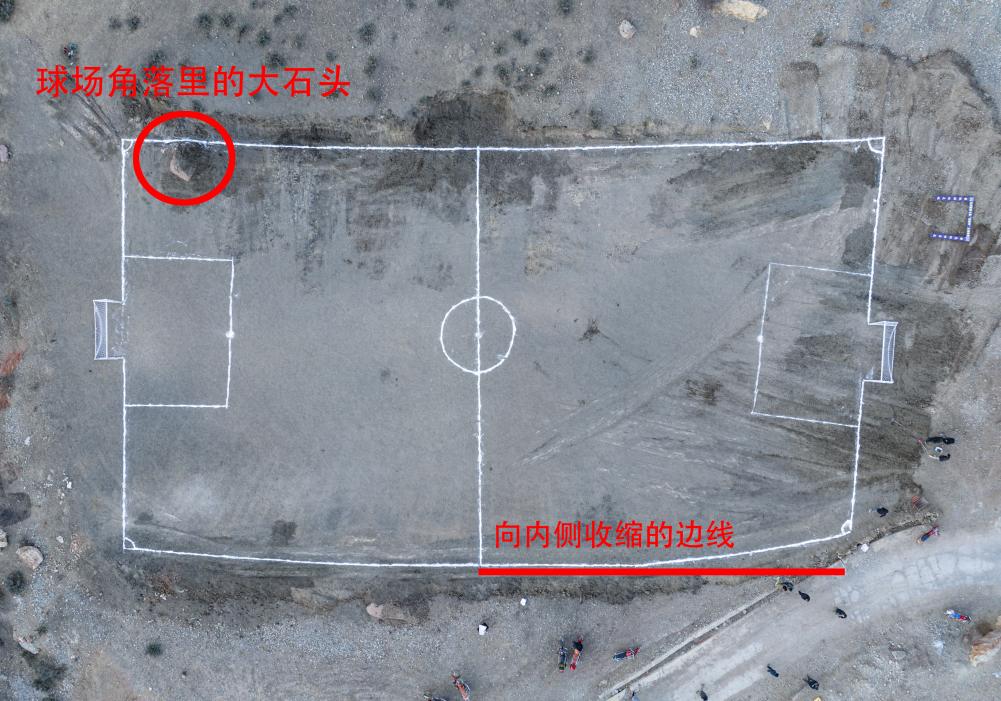 追光丨这场青藏高原“村超”，为什么球场是歪的？