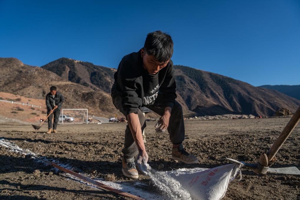 追光丨这场青藏高原“村超”，为什么球场是歪的？