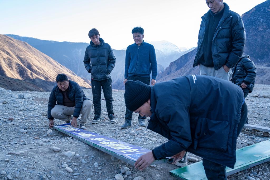 追光丨这场青藏高原“村超”，为什么球场是歪的？