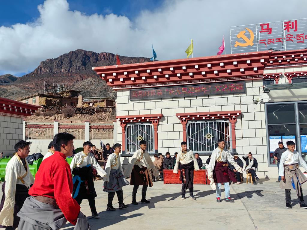 追光丨这场青藏高原“村超”，为什么球场是歪的？