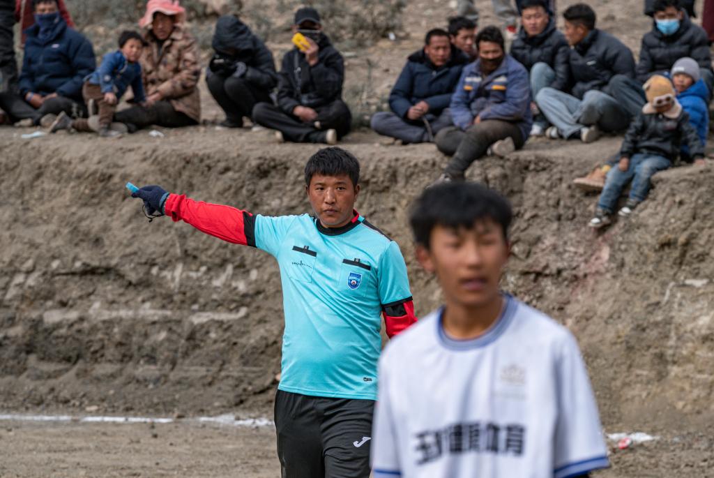 追光丨这场青藏高原“村超”，为什么球场是歪的？