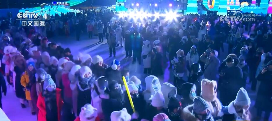 冰天雪地“热力十足”！旅游市场热“雪”沸腾 为经济发展注入新动能