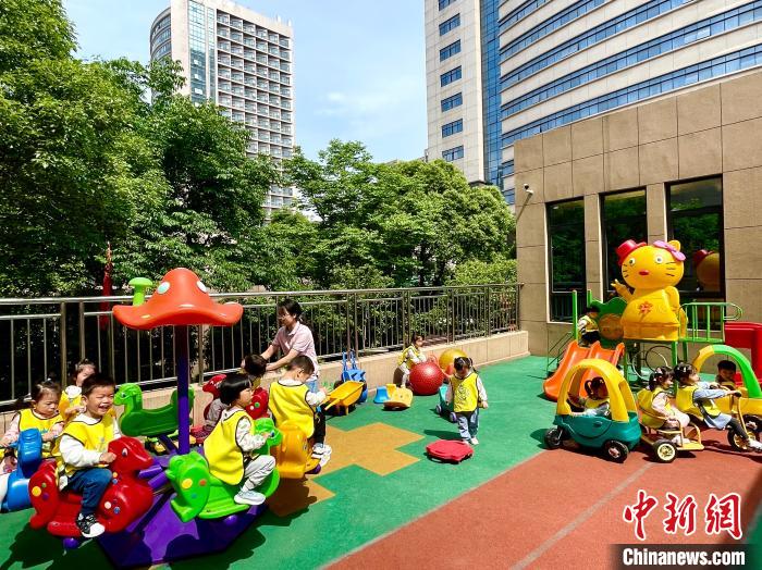 省级两会中的“一老一小”：减轻生育负担 提升养老服务