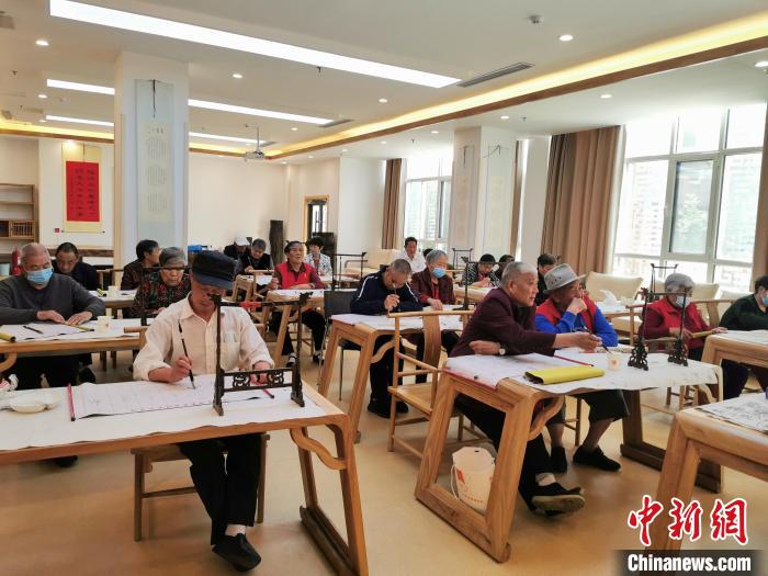 省级两会中的“一老一小”：减轻生育负担 提升养老服务