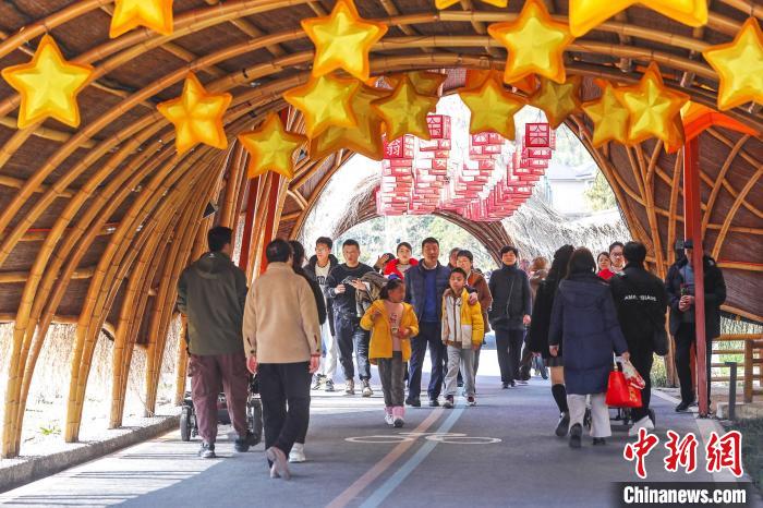 福暖中国丨浙江安吉为青年点亮龙灯 中外游客体验中国乡村年