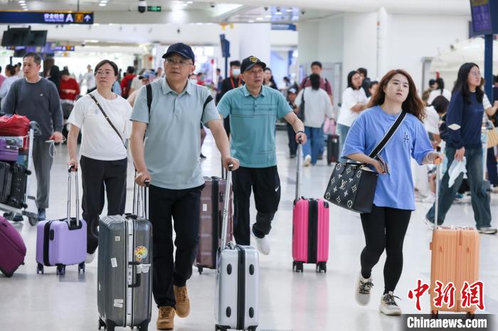 （新春走基层）海口美兰国际机场迎来春节返程客流高峰