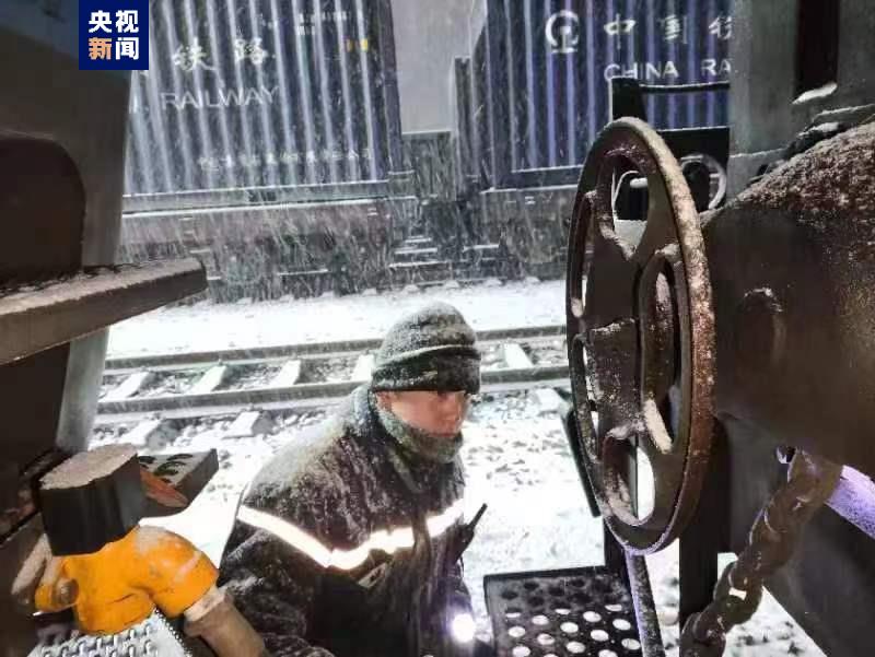 大风暴雪极端天气影响持续 新疆继续停运部分旅客列车