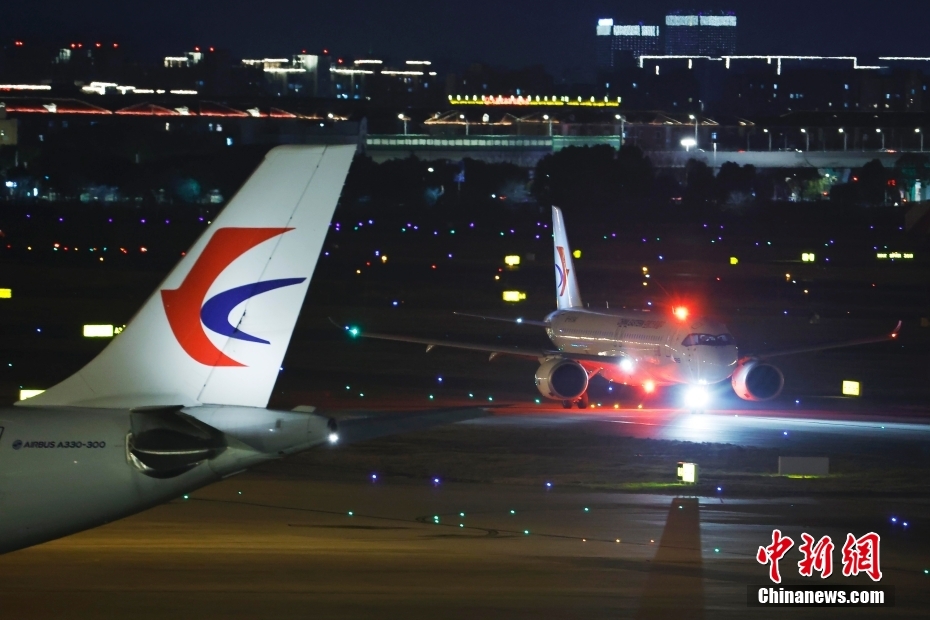 全球首架C919大型客机从上海起飞 参加新加坡国际航空航天与防务展 全球首架C919大型客机从上海起飞 参加新加坡国际航空航天与防务展