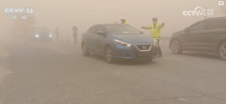 公路交警等部门多举措应对寒潮天气 保障群众出行安全