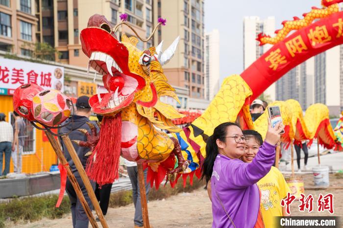 中外旅客体验广西千年习俗舞“炮龙”