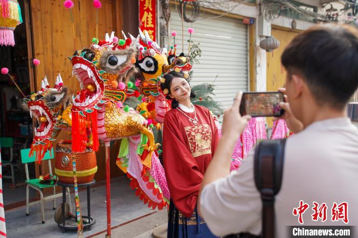 中外旅客体验广西千年习俗舞“炮龙”