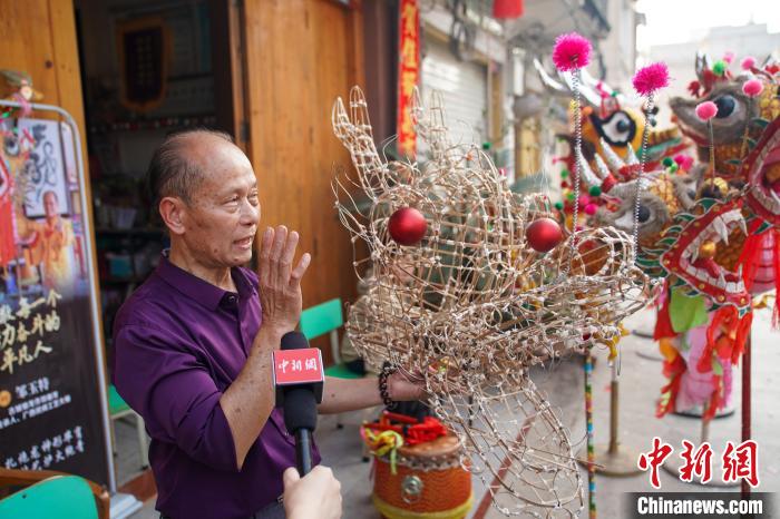 中外游客体验广西千年习俗舞“炮龙”