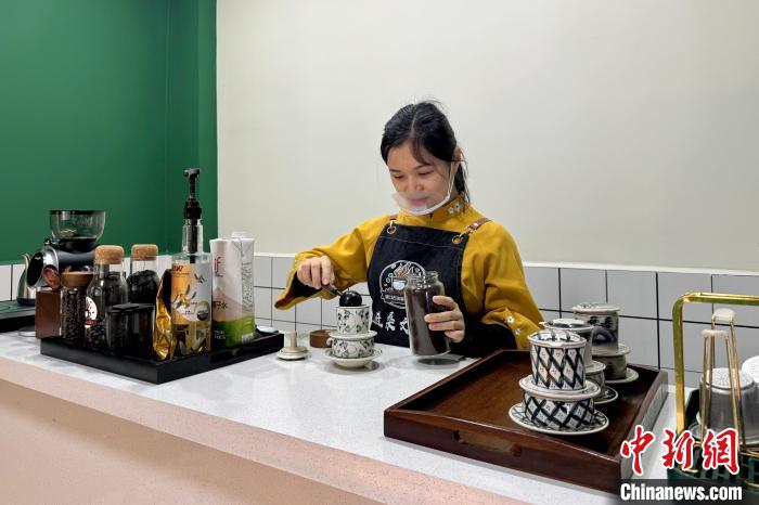云南边境小城年味新 柴焙咖啡香飘中越