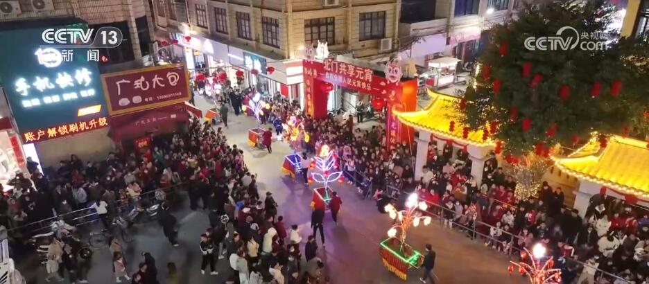 赏花灯、吃元宵、猜灯谜、闹社火 各地元宵节民俗活动“热火朝天”引客来