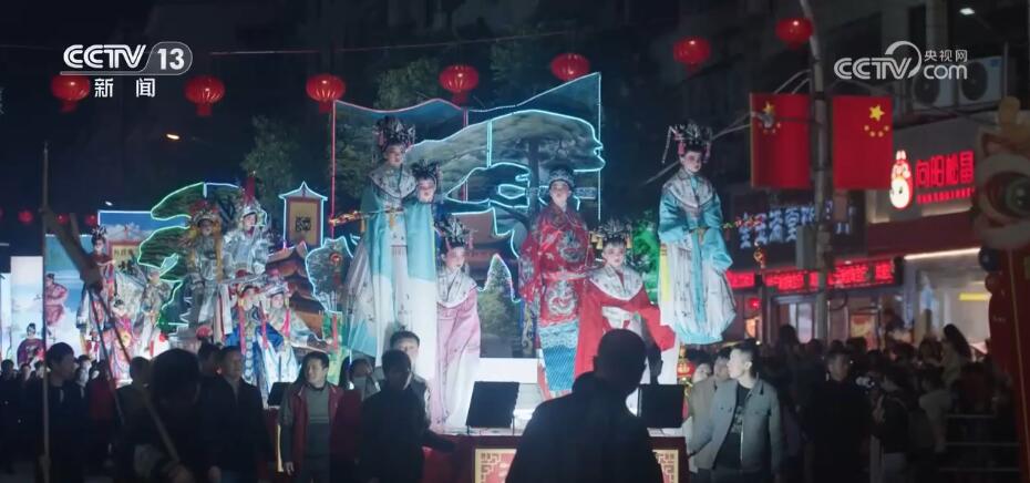 赏花灯、吃元宵、猜灯谜、闹社火 各地元宵节民俗活动“热火朝天”引客来