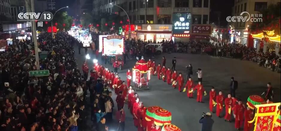 赏花灯、吃元宵、猜灯谜、闹社火 各地元宵节民俗活动“热火朝天”引客来