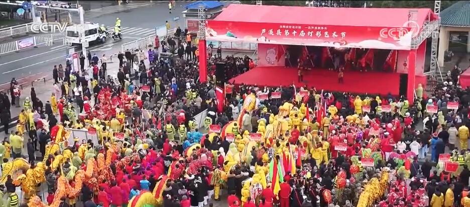 赏花灯、吃元宵、猜灯谜、闹社火 各地元宵节民俗活动“热火朝天”引客来