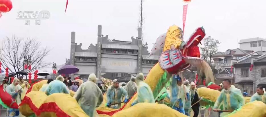 赏花灯、吃元宵、猜灯谜、闹社火 各地元宵节民俗活动“热火朝天”引客来