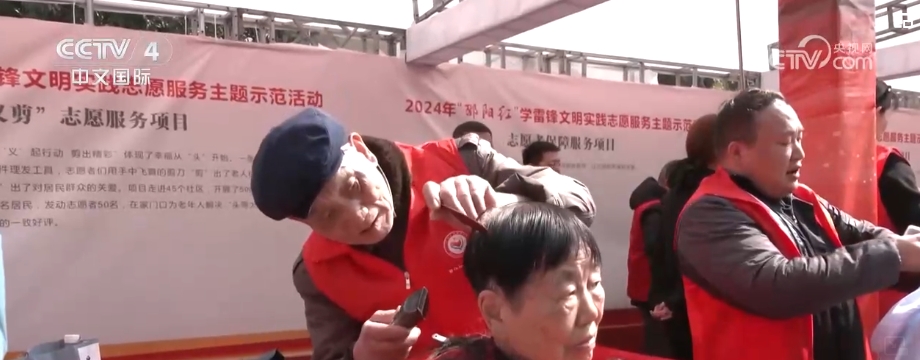 雷锋精神人人可学 奉献爱心处处可为