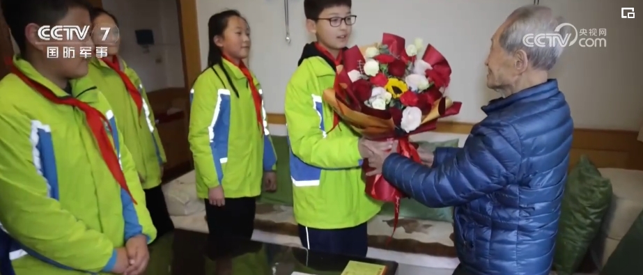 雷锋精神人人可学 奉献爱心处处可为