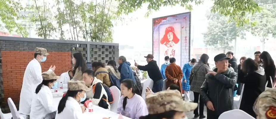 雷锋精神人人可学 奉献爱心处处可为
