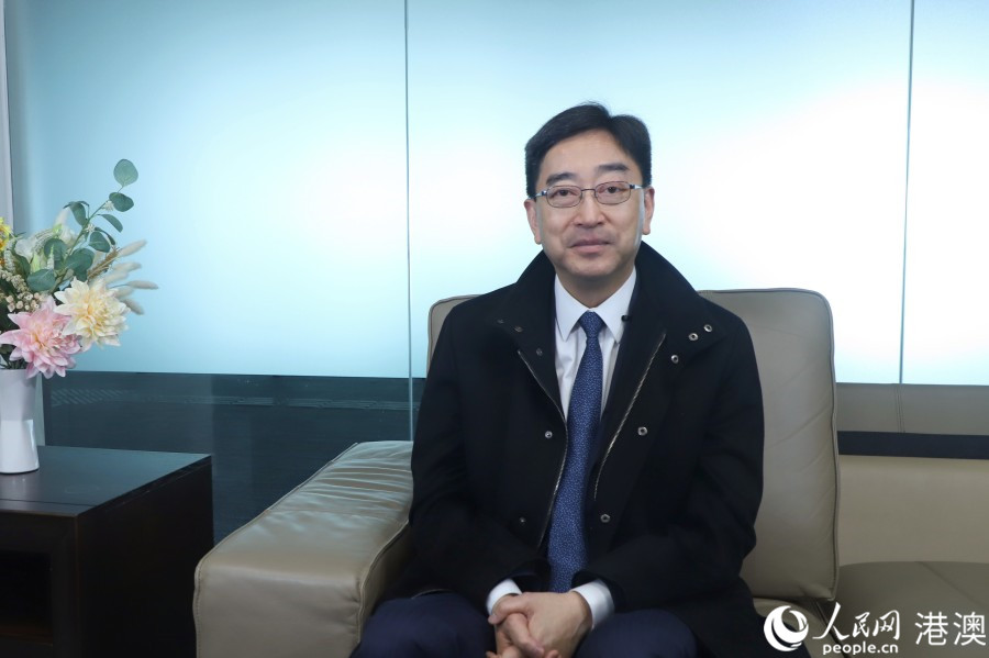 全国政协常委高永文:促动粤港澳大湾区医疗融合发展 全国政协常委、前香港特区政府食物及卫生局局长高永文。(人民网 吴宇扬扬 摄)