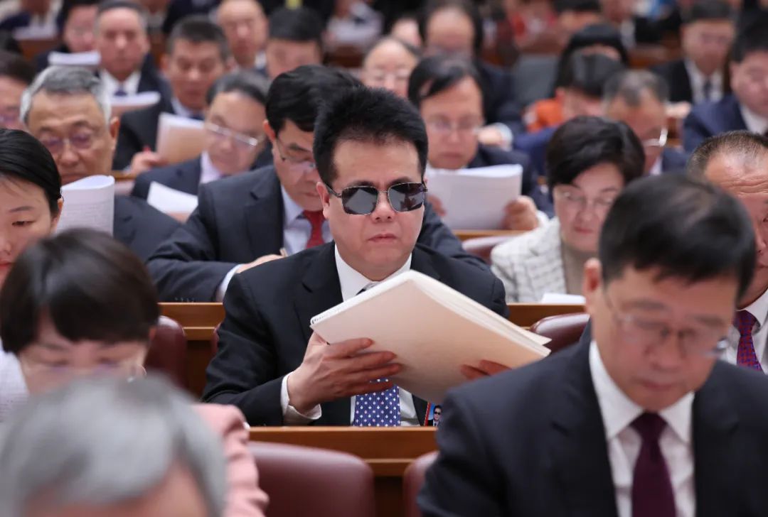 这位人大代表用指尖“读”政府工作报告，他的心愿太戳了