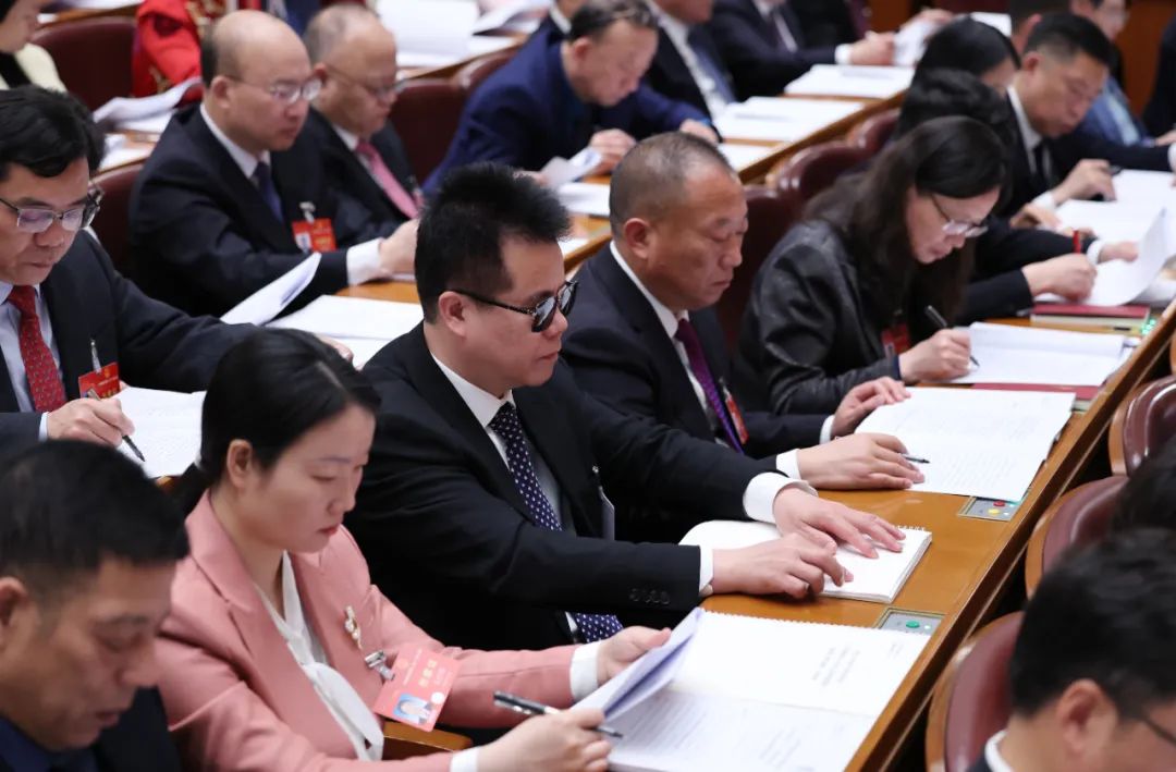 这位人大代表用指尖“读”政府工作报告，他的心愿太戳了