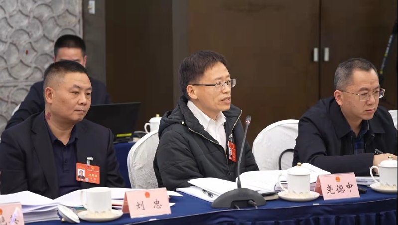 尧德中代表建议设立国家西部人才基金促进区域协调发展