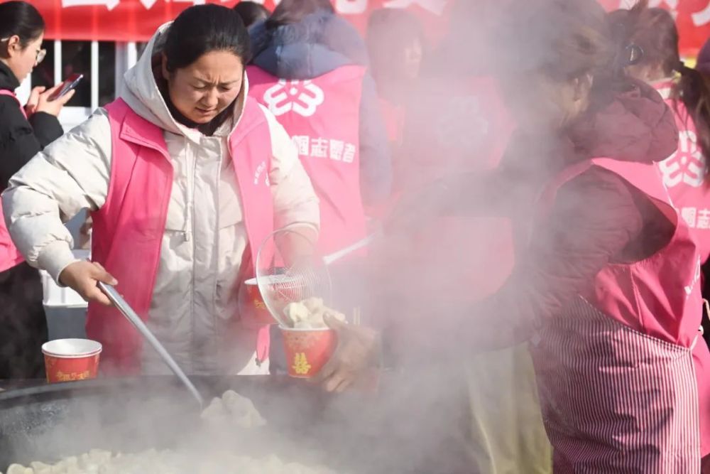 会上，这位人大代表突然拿出两张设计图！