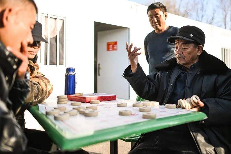 会上，这位人大代表突然拿出两张设计图！