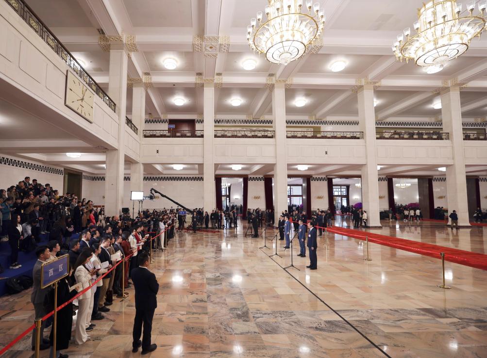 第三场“委员通道”集体采访活动举行