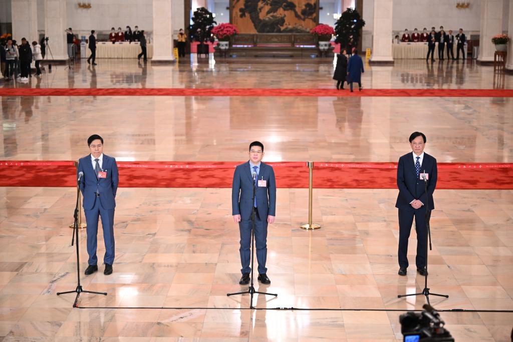 第三场“委员通道”集体采访活动举行