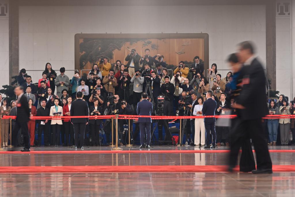 第三场“委员通道”集体采访活动举行