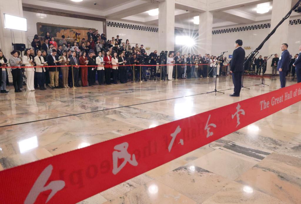 第三场“委员通道”集体采访活动举行