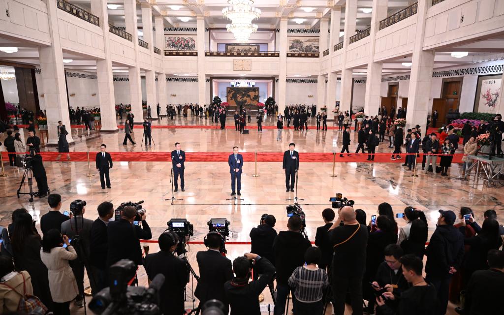 第三场“委员通道”集体采访活动举行