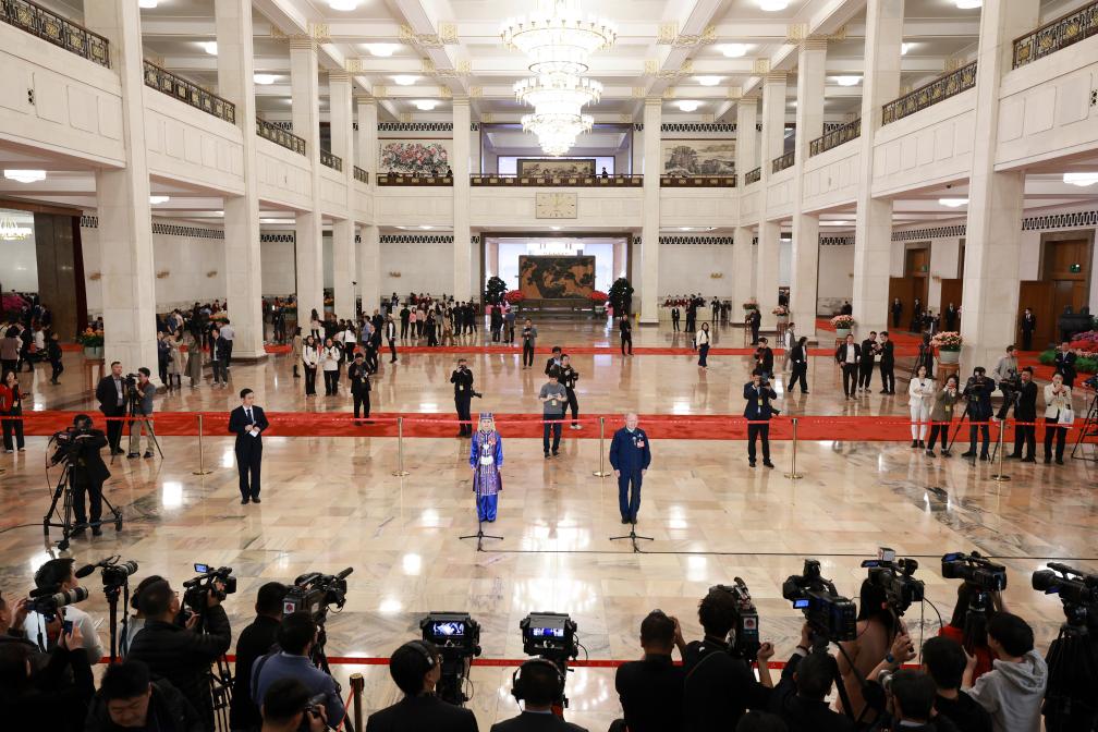 第三场“代表通道”集中采访活动举行