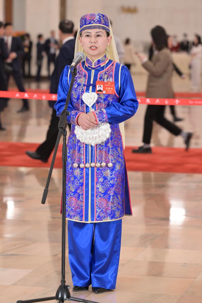 第三场“代表通道”集中采访活动举行