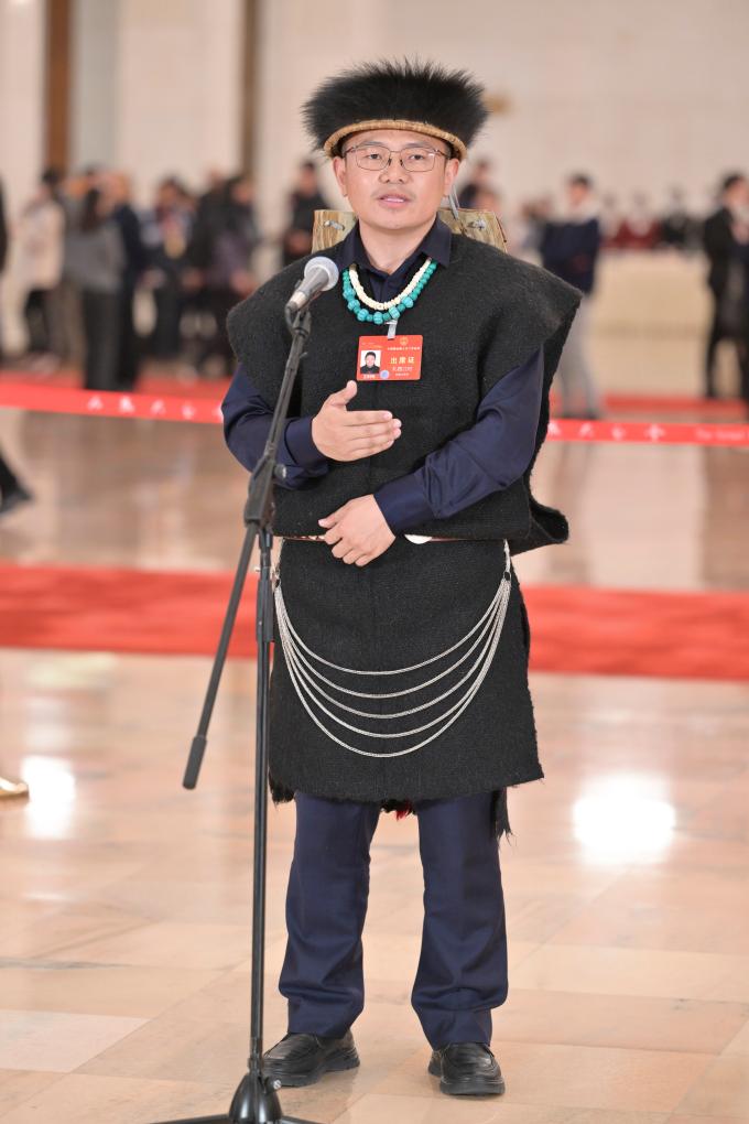 第三场“代表通道”集中采访活动举行