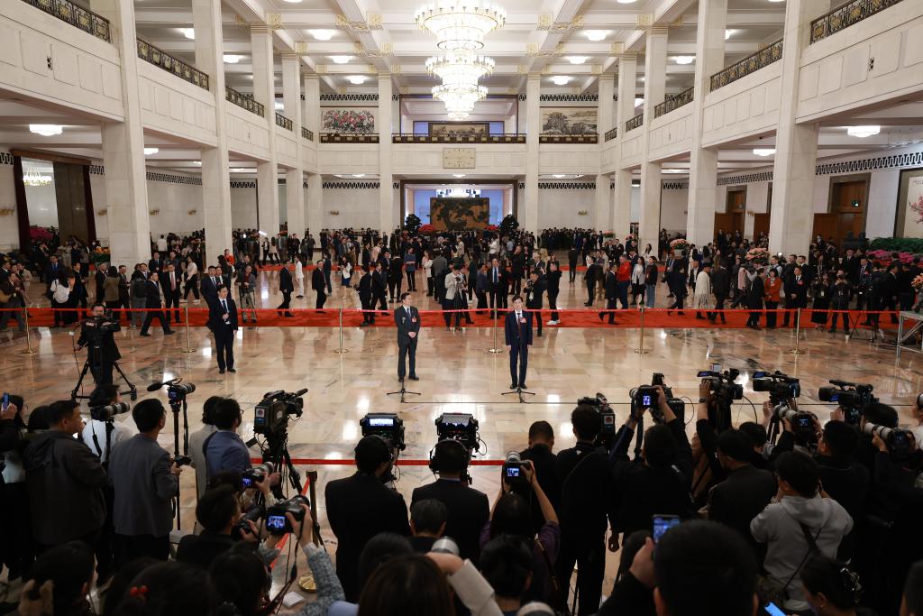 第三场“代表通道”集中采访活动举行