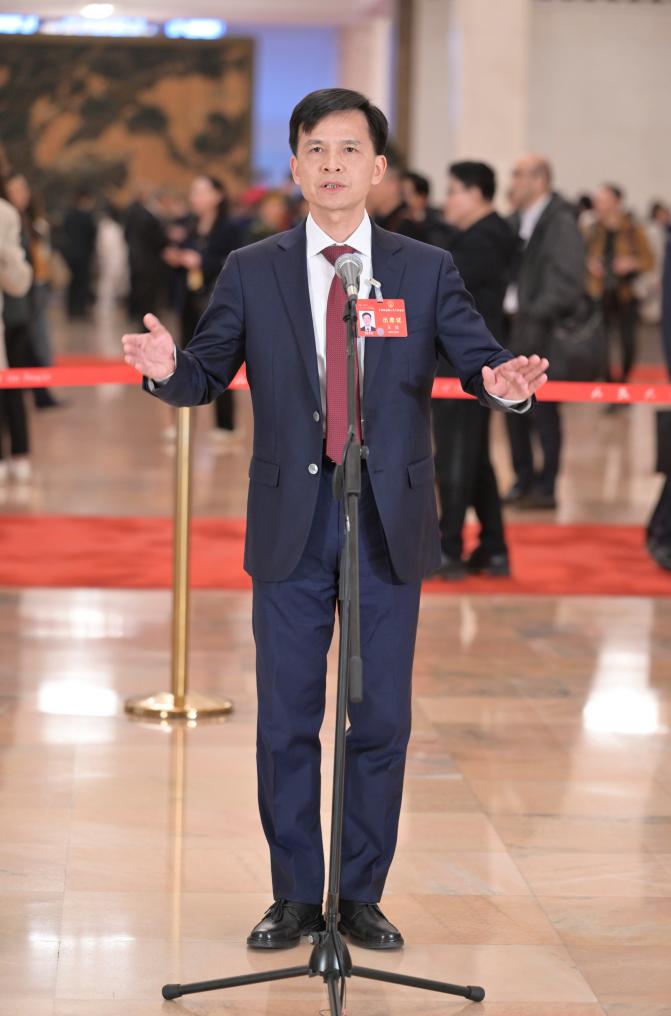 第三场“代表通道”集中采访活动举行