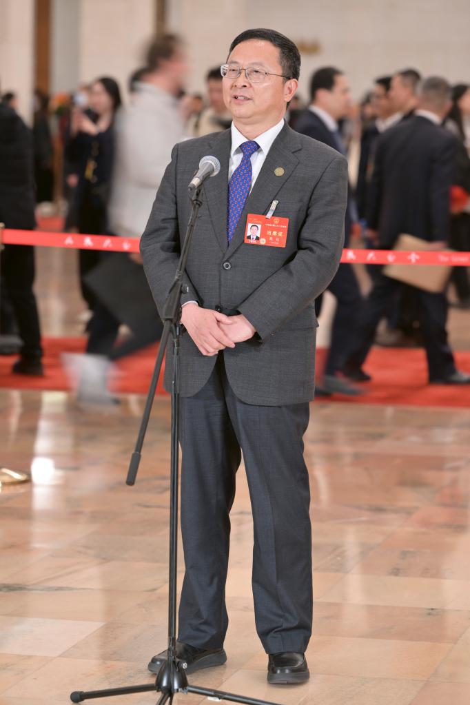 第三场“代表通道”集中采访活动举行