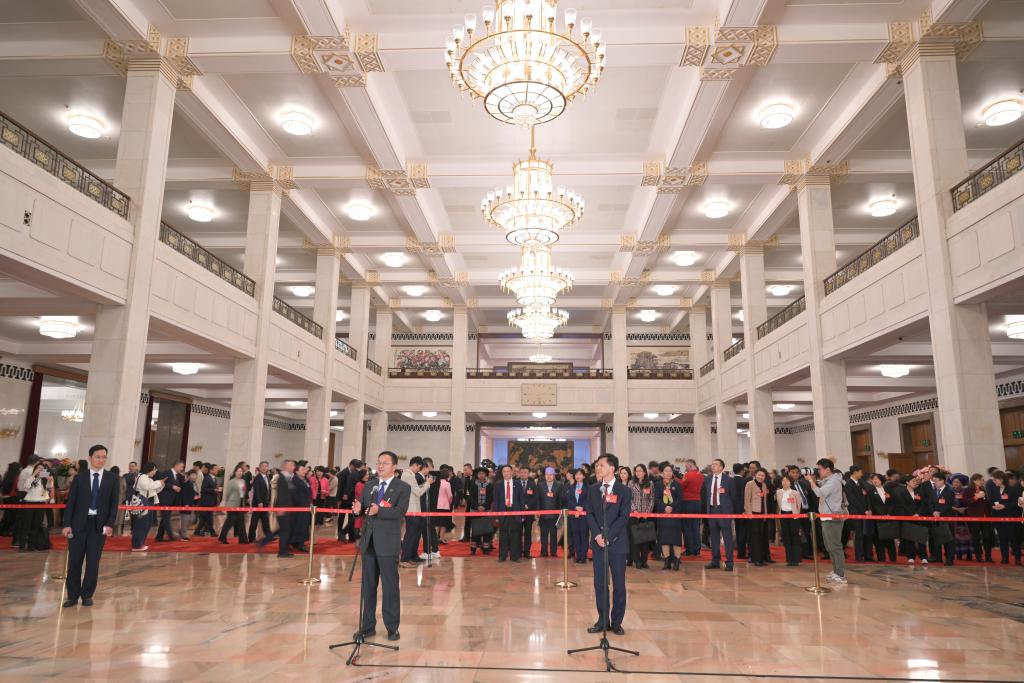 第三场“代表通道”集中采访活动举行